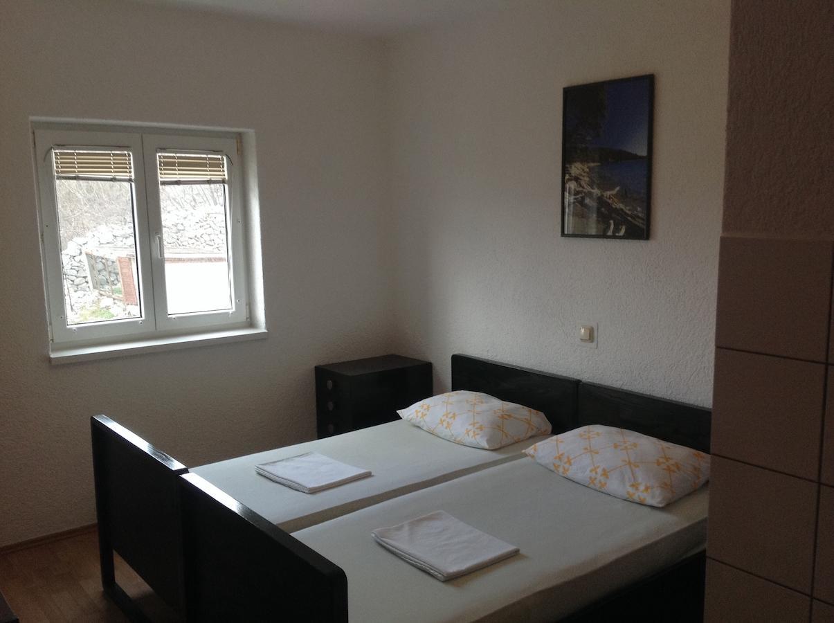 Katarina Apartments And Rooms Sibinj Krmpotski Habitación foto